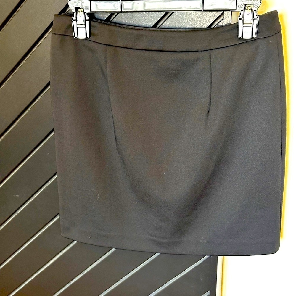 Susan Monaco faux leather skirt. Size 4. - Picture 3 of 3
